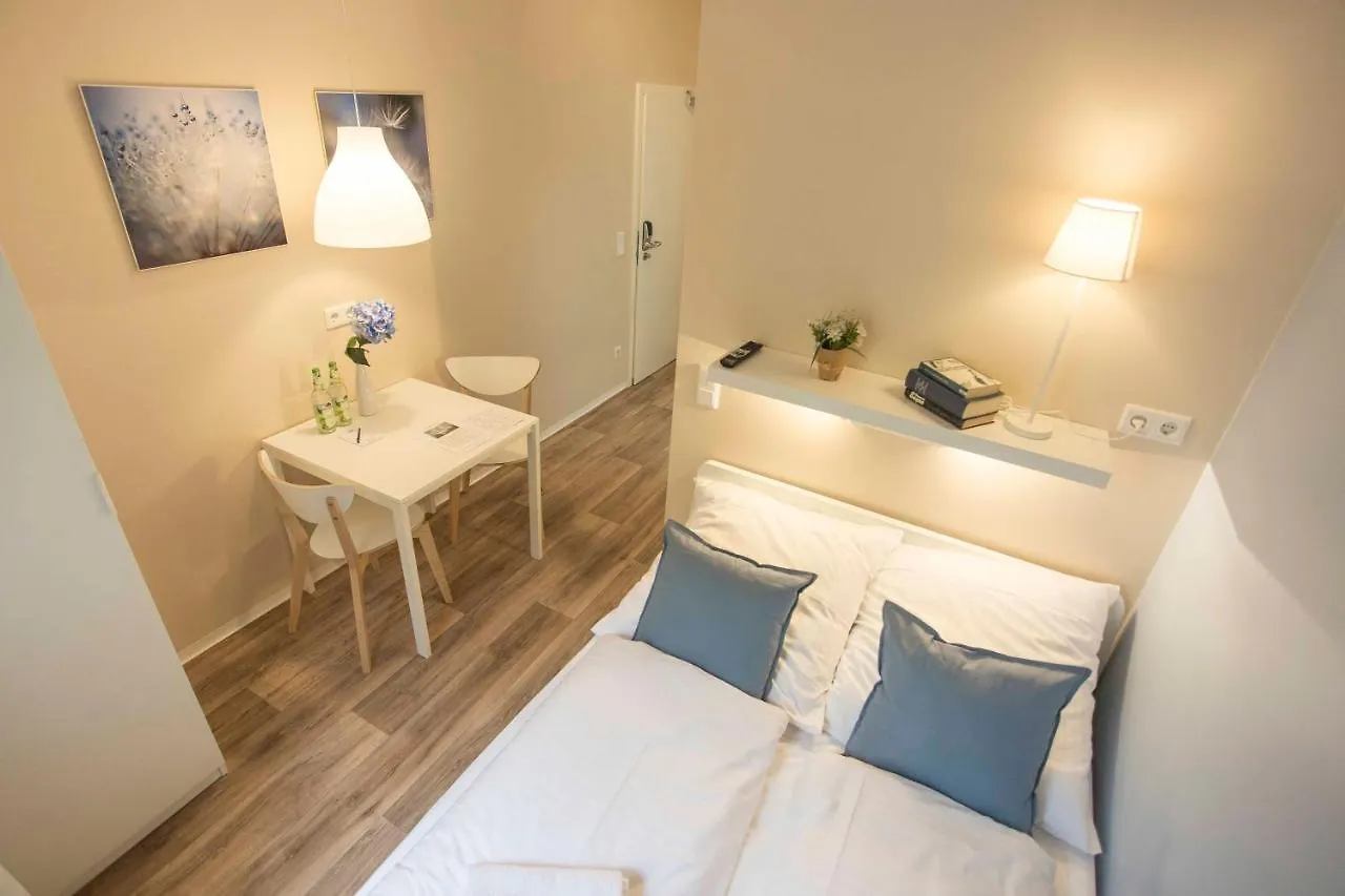 NEU: Zentral gelegene, stilvoll eingerichtete Zimmer mit eigener Teeküche Núremberg