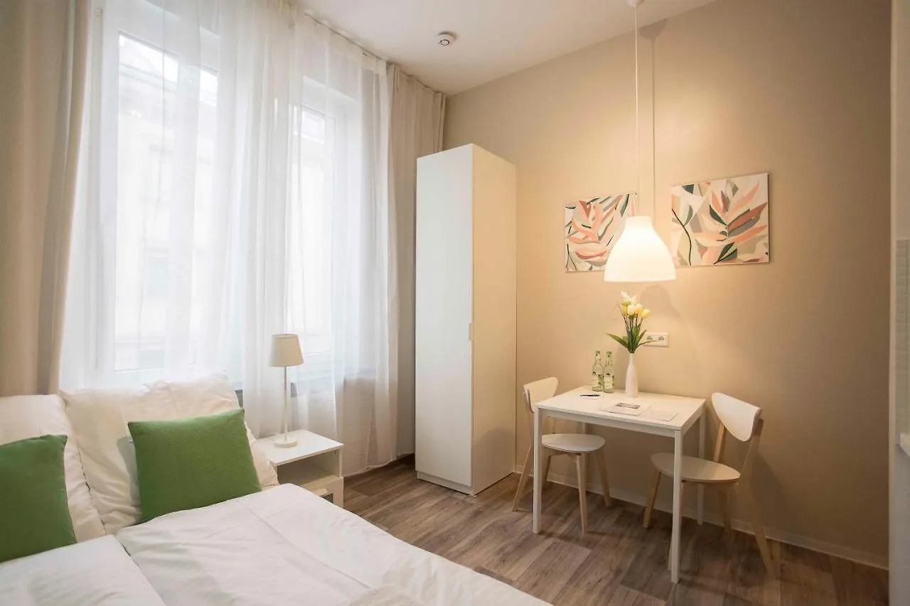 NEU: Zentral gelegene, stilvoll eingerichtete Zimmer mit eigener Teeküche Núremberg 0*,